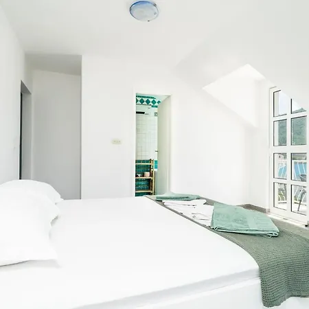 Two-bedroom With Sea View 02 아파트